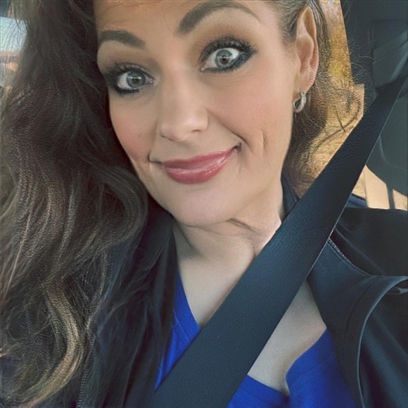 Meet your Posher, Christie - Picture 1 of 1